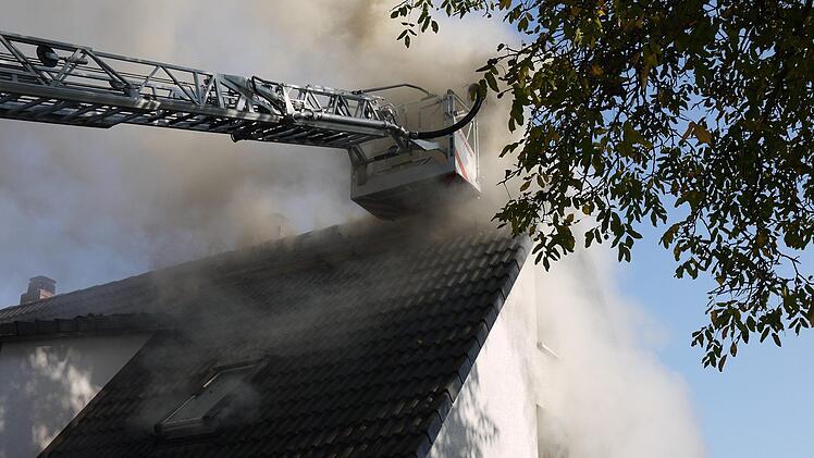 130 Personen waren beim Brand des  Wohnhauses in Ahorn (Landkreis Coburg) im Einsatz.Fotos: Berthold Köhler