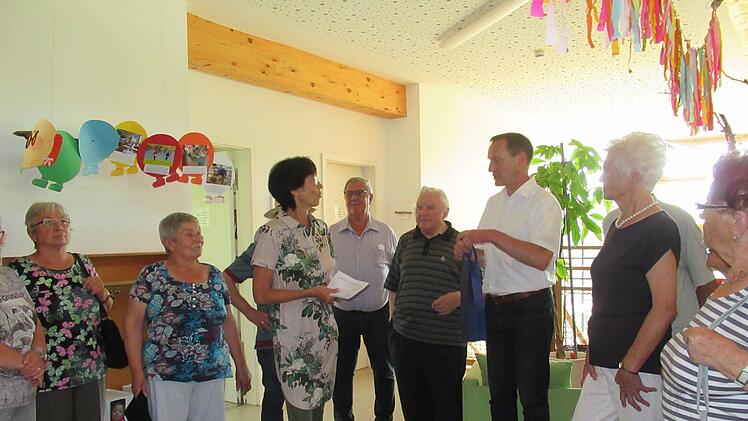 Erster Bürgermeister Michael Ziegler und Pfarrer Otmar Pottler im Gespräch mit Kindergartenleiterin Ellen Steinhäuser (Dritte von links). Foto: Günther Geiling
