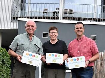 Die Umweltbildungsst&auml;tte Oberelsbach tr&auml;gt ab sofort das Signet "Bayern barrierefrei". Die Auszeichnung pr&auml;sentieren am barrierefreien Zugang zur Bildungseinrichtung (von links) Landrat Thomas Habermann, Birgit Erb, B&uuml;rgermeisterin von Oberelsbach, und Bernd Fischer, Gesch&auml;ftsf&uuml;hrer.  Foto: Tonya Schulz