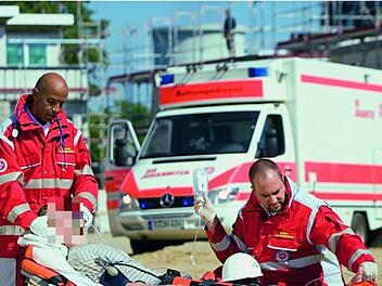 Schwerer Unfall in N&uuml;rnberg verhindert: Nach einem Herzinfarkt hinter dem Steuer entstand gl&uuml;cklicherweise nur Blechschaden. Symbolfoto: Paul Hahn / Johanniter