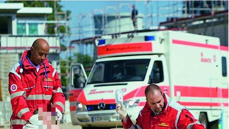 Schwerer Unfall in N&uuml;rnberg verhindert: Nach einem Herzinfarkt hinter dem Steuer entstand gl&uuml;cklicherweise nur Blechschaden. Symbolfoto: Paul Hahn / Johanniter