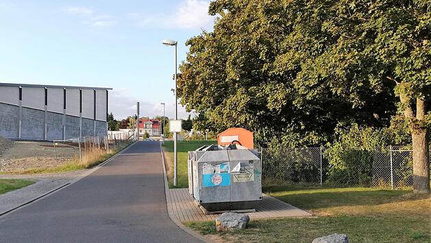 Der Weg westlich des neuen Friedhofs zwischen dem neuen Norma-Markt in Oerlenbach und dem Kreisel ist k&uuml;nftig f&uuml;r Fahrzeuge gesperrt.  Foto: Sigismund von Dobsch&uuml;tz