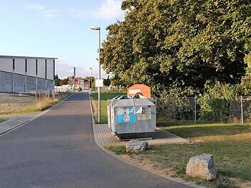 Der Weg westlich des neuen Friedhofs zwischen dem neuen Norma-Markt in Oerlenbach und dem Kreisel ist künftig für Fahrzeuge gesperrt.  Foto: Sigismund von Dobschütz