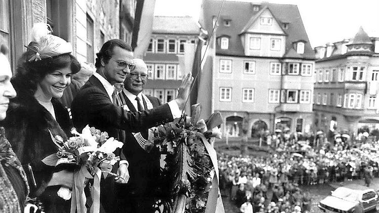 Oktober 1982: König Carl XVI. Gustaf von Schweden und Königin Silvia besuchen Coburg. Oberbürgermeister Karl-Heinz Höhn begrüßt sie im "Herzogtum". Foto: CT-Archiv