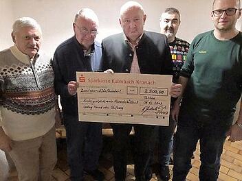 Bei der Spenden&uuml;bergabe (von links): Kassier Wolfgang Volk, Vorsitzender Falk Wick, B&uuml;rgermeister Peter Ebertsch sowie die beiden zweiten Vorsitzenden Andy M&uuml;ller und Johannes G&uuml;ntsch Foto: privat