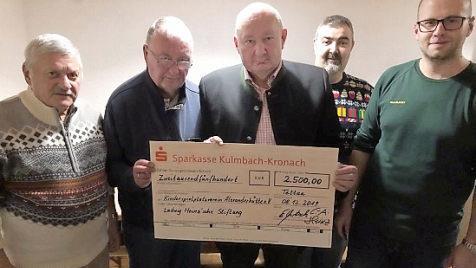 Bei der Spenden&uuml;bergabe (von links): Kassier Wolfgang Volk, Vorsitzender Falk Wick, B&uuml;rgermeister Peter Ebertsch sowie die beiden zweiten Vorsitzenden Andy M&uuml;ller und Johannes G&uuml;ntsch Foto: privat