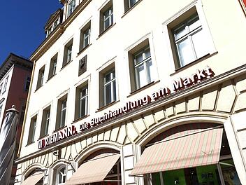 Während Modegeschäft und Buchhandlung ihren Betrieb bald wieder aufnehmen dürfen, müssen Restaurants und Schnellrestaurants noch abwarten.Foto: Jochen Berger