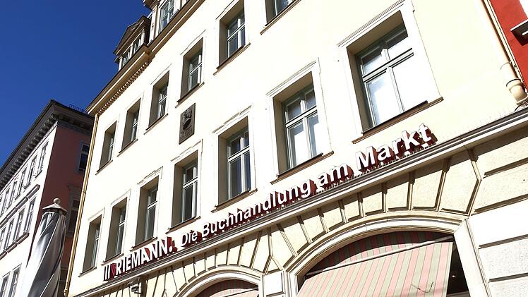 Während Modegeschäft und Buchhandlung ihren Betrieb bald wieder aufnehmen dürfen, müssen Restaurants und Schnellrestaurants noch abwarten.Foto: Jochen Berger