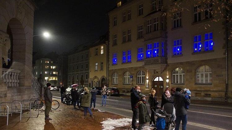 Von der Brose-Arena bis zur Langen Straße standen viele Zuschauer am Weg und winkten dem Bulldog-Tross zu. Foto: Joseph Beck