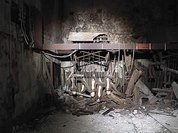 Aus der Finsternis der einstigen Kegelbahn im Felsenkeller der "Jägersruh" tauchen die Reste der Aufstellmaschine für die Kegel im Schein der Lampe auf. Foto: Christoph Winter