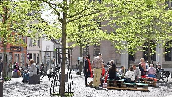 Mit dem Frühling kehrt Leben in die Coburger Innenstadt ein. Auch am Albertsplatz genießen viele Coburger die Sonne.