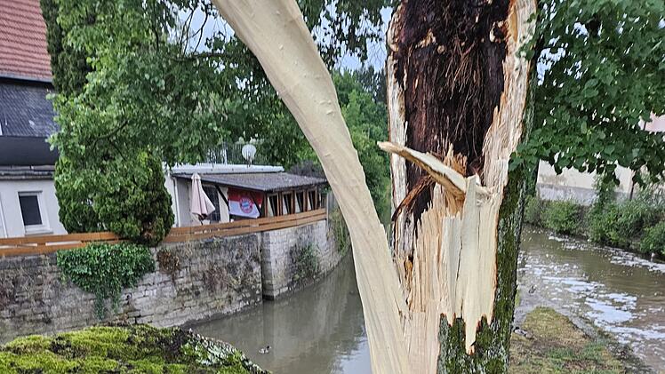 Marktrodach von Unwetter gebeutelt - verwüstete Friedhöfe, umgestürzte Bäume, geschlossenes Freibad