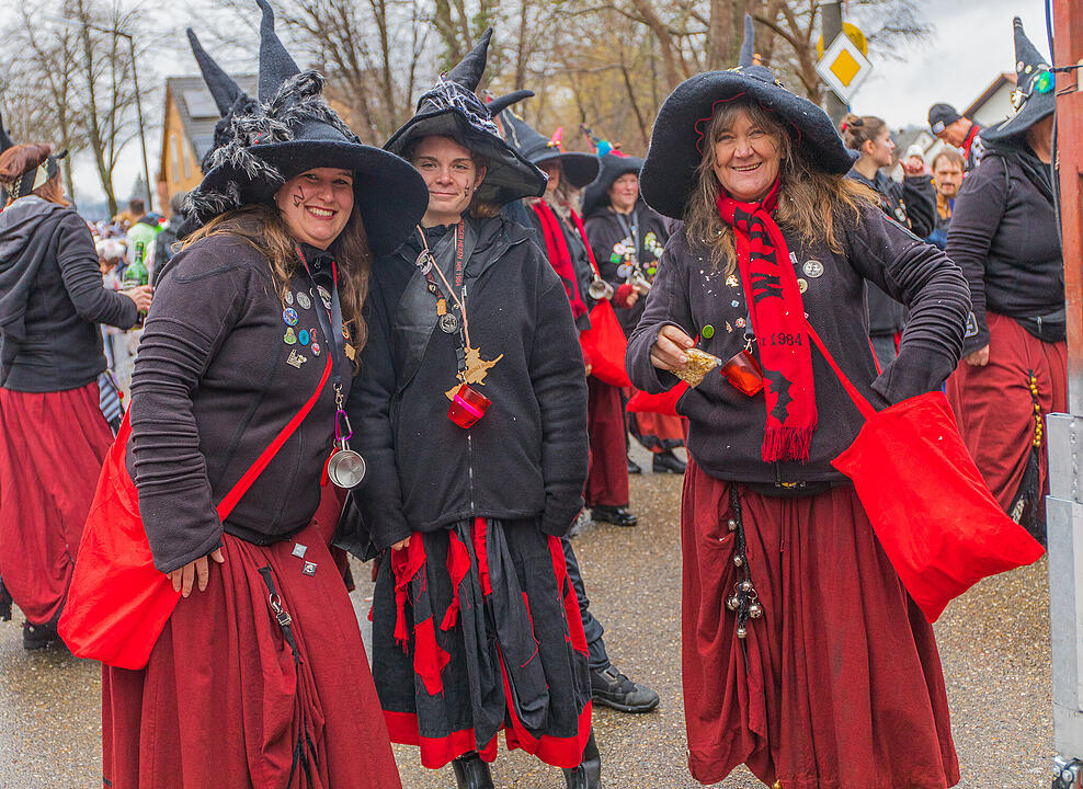 Buntes Faschingstreiben begeistert groß und klein.