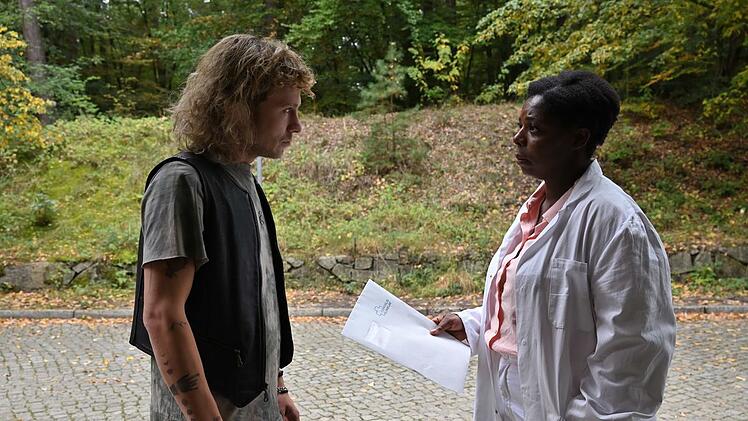 Alex (Max Hubacher) erhält von seiner Ärztin (Dela Dabulamanzi) die schreckliche Diagnose.