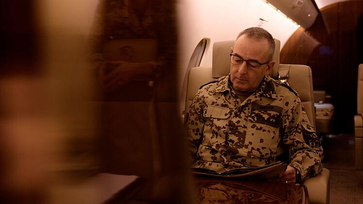 Auf dem Weg zum Truppenbesuch im Südlibanon: Carsten Breuer liest ein Lagebild. Erst wenige Tage vor seinem Besuch hatte die Hisbollah einen Waffenstillstand mit den israelischen Streitkräften geschlossen.