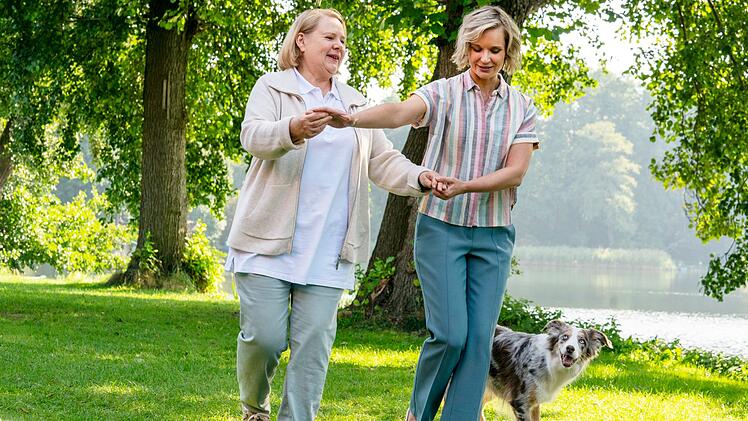 Pauls Mutter Helga (Hildegard Schroedter, links) freut sich, dass Erina (Nadja Bobyleva) zurückgekehrt ist. Da kann man sich gleich noch ein paar Square Dance-Basics beibringen lassen.