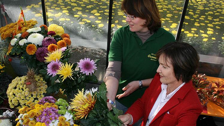 Von der Vielfalt der Schnitt-Chrysanthemen sind Floristin Petra Gammanick und Landwirtschaftsrätin Christine Bender begeistert.