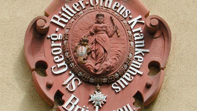 Das steinerne Wappen des St.-Georg-Ordens zeugte an der Fassade des alten Krankenhauses vom sozialen Engagement der Ritter.