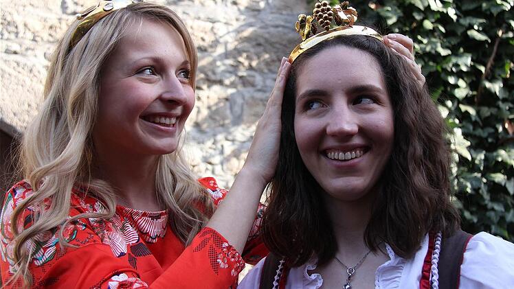 Die fränkische Weinkönigin Marion Wunderlich krönt die neue Wirmsthaler Weinprinzessin Marlene Büttner. Foto: Gerd Schaar