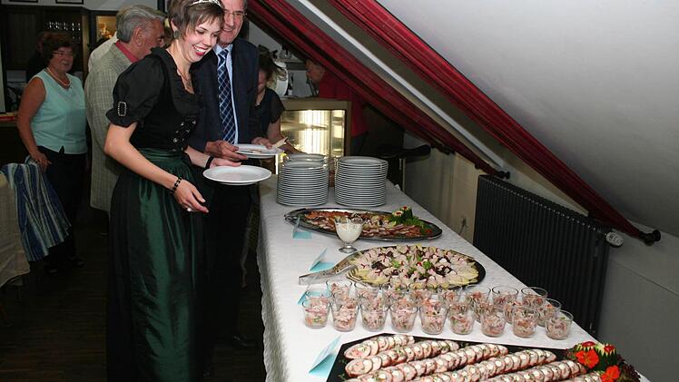 Der Tisch ist gedeckt: Karpfenprinzessin Katrin Uano kann unter köstlichsten Spezialitäten vom Aischgründer Spiegelkarpfen wählen.