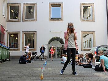 Die Achtklässlerinnen sind mit der Spezialbrille auf der Nase ganz schön ins Schwanken gekommen. Diese Brille simuliert nämlich einen Alkoholrausch. Foto: Klasse 8dR