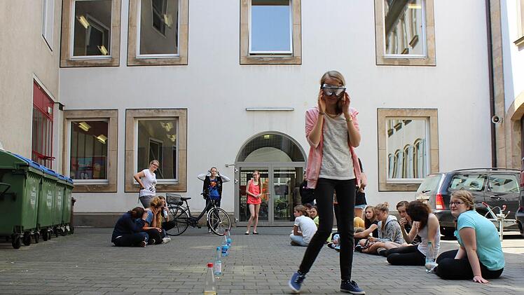 Die Achtklässlerinnen sind mit der Spezialbrille auf der Nase ganz schön ins Schwanken gekommen. Diese Brille simuliert nämlich einen Alkoholrausch. Foto: Klasse 8dR