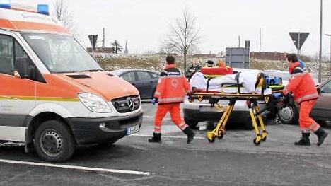 Damit professionelle Unfallretter im nord-östlichen Kreis Lichtenfels künftig schneller am Einsatzort sein können, beschloss der Rettungszweckverband, die Standorte neu zu strukturieren. Archivfoto: Matthias Einwag