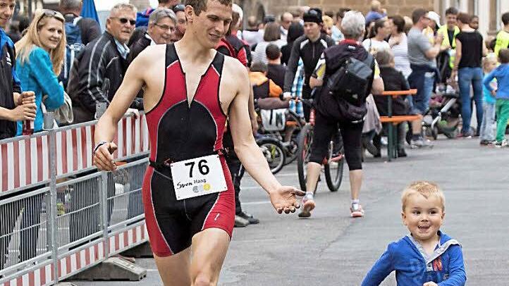 Wenn der Vater mit dem Sohne... Sven Haag vom Alfa-Heinel-Team aus Redwitz läuft vor vielen Zuschauern mit seinem begeisterten Nachwuchs ins Ziel auf dem Weismainer Marktplatz.  Fotos: Klaus Gagel