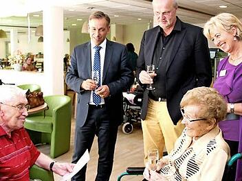 Heimbewohner Gerhard John (l.) trug Dora Jung ein Gedicht vor. Foto: Johanna Blum