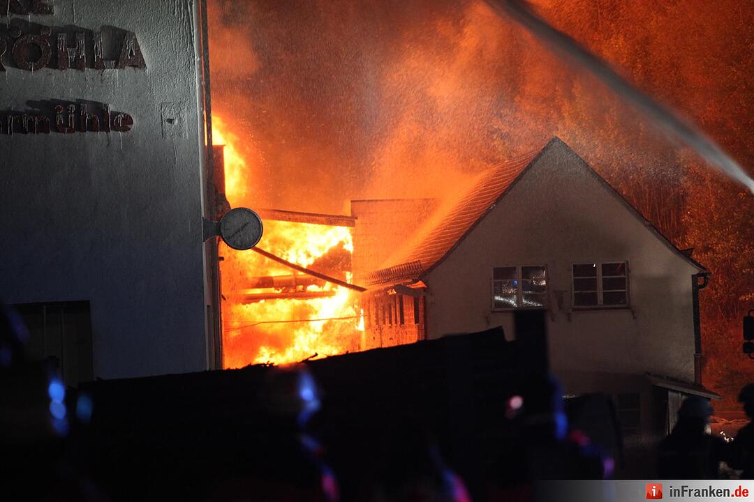 Riesiges Flammeninferno zerstoert grosses Saegewerk - Meterhohe Flammen