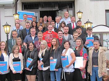Die frischgebackenen Jung-Gesellen und Jung-Gesellinnen zusammen mit den Vertretern von Handwerkskammern, Innungen und Kommunalpolitik Foto: Martin Koch