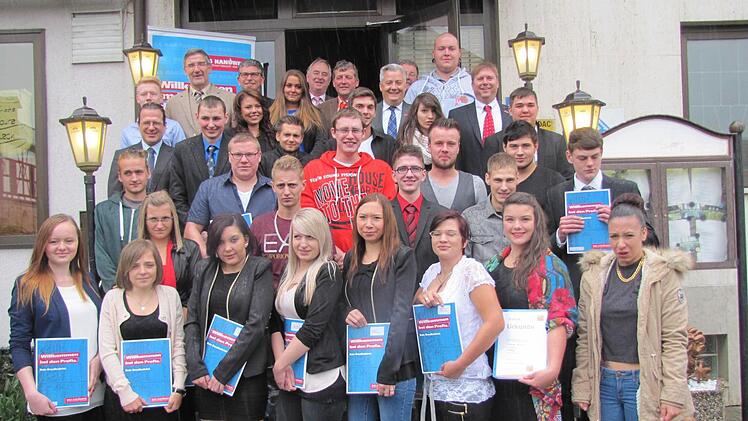 Die frischgebackenen Jung-Gesellen und Jung-Gesellinnen zusammen mit den Vertretern von Handwerkskammern, Innungen und Kommunalpolitik Foto: Martin Koch