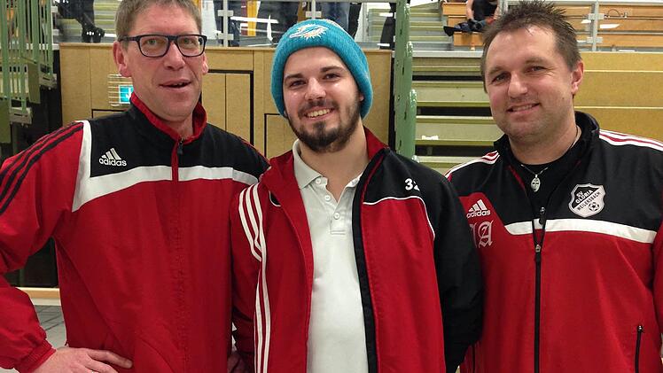 Die Organisatoren Detlef Schneider (li.) und Arno Amon (re.) beglückwünchen Patrick Kolnhofer vom SV Buckenhofen zum Titel bester Torhüter des Turniers.