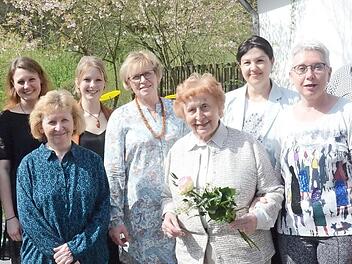 Im Kreise ihrer Familie feierte Ludmilla Lieb (4. von rechts) ihren 90. Geburtstag - rechts dahinter 2. Bürgermeisterin Angela Hofmann.  Foto: eh