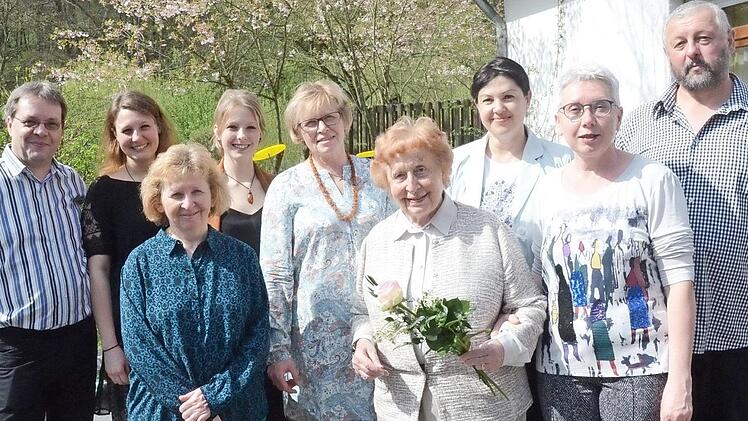 Im Kreise ihrer Familie feierte Ludmilla Lieb (4. von rechts) ihren 90. Geburtstag - rechts dahinter 2. Bürgermeisterin Angela Hofmann.  Foto: eh