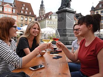 Diese vier Studentinnen genießen den Wein. Christoph Wiedemann
