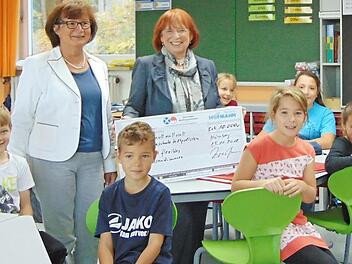 Die Kinder der Kombiklasse fühlen sich mit den neuen Möbeln im Klassenzimmer wohl. Spenderin Ingrid Hofmann und Bürgermeisterin Gisela Schulze-Bauer überzeugten sich davon. Foto: Petra Malbrich