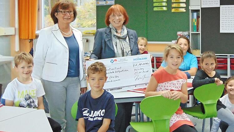 Die Kinder der Kombiklasse fühlen sich mit den neuen Möbeln im Klassenzimmer wohl. Spenderin Ingrid Hofmann und Bürgermeisterin Gisela Schulze-Bauer überzeugten sich davon. Foto: Petra Malbrich