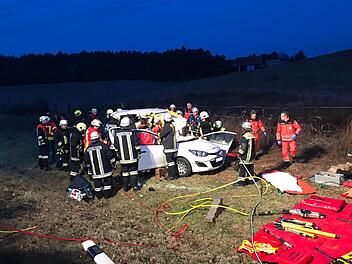 Zahlreiche Einsatzkr&auml;fte k&uuml;mmerten am Unfallort um den verletzten Autofahrer.  FF Stockheim