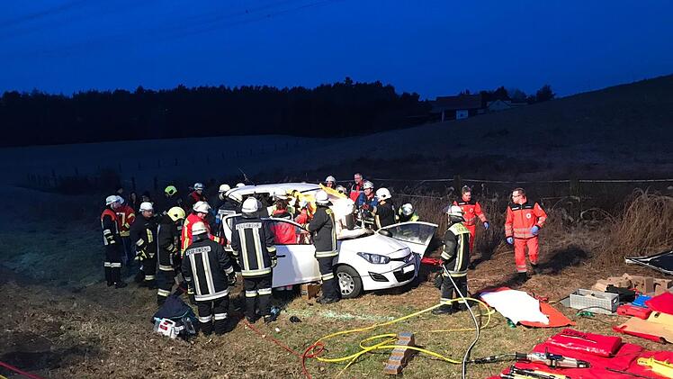 Zahlreiche Einsatzkr&auml;fte k&uuml;mmerten am Unfallort um den verletzten Autofahrer.  FF Stockheim