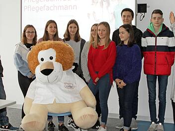 Verena Ortmann (rechts) und Markus Ratz (links) von der Berufsfachschule für Krankenpflege Haßfurt-Schweinfurt informierten die Realschüler über das neue Berufsbild Pflegefachfrau /-mann.  Foto: gg