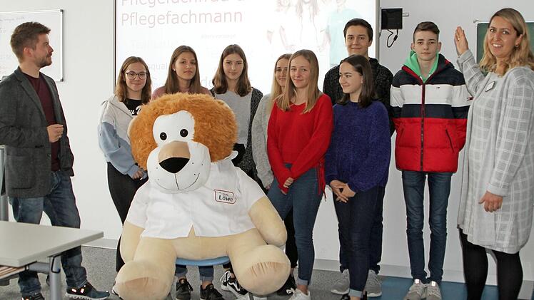 Verena Ortmann (rechts) und Markus Ratz (links) von der Berufsfachschule für Krankenpflege Haßfurt-Schweinfurt informierten die Realschüler über das neue Berufsbild Pflegefachfrau /-mann.  Foto: gg