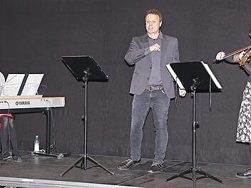 Ein Kunstgenuss war das Konzert der Berufsmusiker in der Realschule Ebern mit Susanne Strauss am Klavier, Sänger Martin Fösel und Rebekka Wagner an der Violine (von links). Das Trio trat auch im Eberner Friedrich-Rückert-Gymnasium auf. Foto: Helmut Will