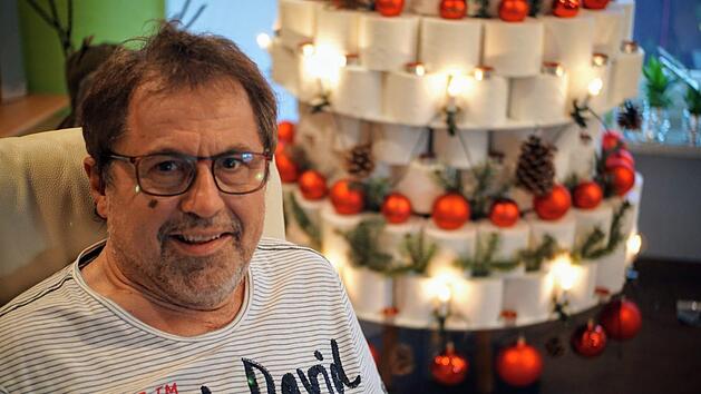 Sein Weihnachtsbaum war auch schon eine geschmückte Leiter. Im Corona-Jahr sind es eben 256 säuberlich angeordnete Rollen Toilettenpapier im Haus der Ströhleins in Steinwiesen.Fotos: Bastian Sünkel