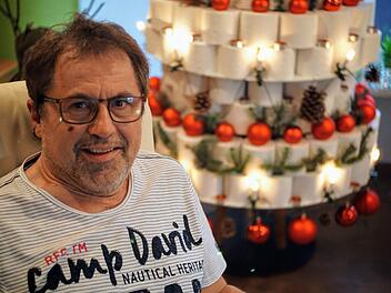 Sein Weihnachtsbaum war auch schon eine geschm&uuml;ckte Leiter. Im Corona-Jahr sind es eben 256 s&auml;uberlich angeordnete Rollen Toilettenpapier im Haus der Str&ouml;hleins in Steinwiesen.Fotos: Bastian S&uuml;nkel