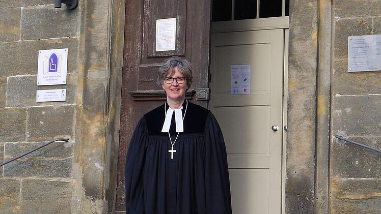 Dekanin Stefanie Ott-Frühwald vor der Schlosskirche in Lham.Foto: Berthold Köhler
