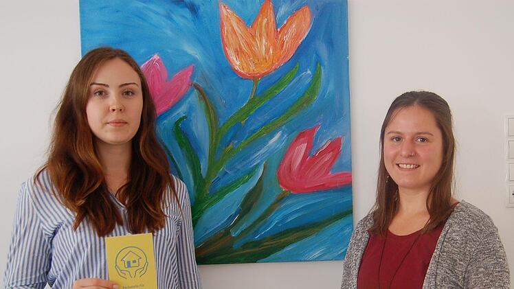 Katharina Koch (links) und Teresa Falter sind die Ansprechpartnerinnen bei der Fachstelle für Wohnungserhalt und Wohnungslosenhilfe.