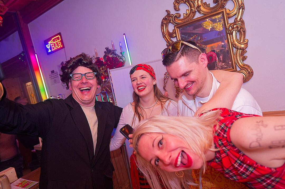 Drei Männerballetts, Musik von DJ Asti und vieles mehr gab es beim Weiberfasching!
