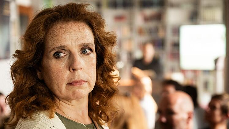 Das sp&auml;tere Mordopfer Margit Gehringer (Nicole Johannhanwahr) besucht die Lesung ihres ehemaligen Kollegen Dr. Jakobi. Wusste sie, dass er damals schon kleinen Kindern hohe Dosen von Neuroleptika verabreichte?