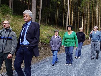 Forstamtmann Armin Hanke und Bürgermeister Wolfgang Förtsch (von links) begehen gemeinsam mit Waldbesitzern den neuen Forstwirtschaftsweg. Foto: Heike Schülein